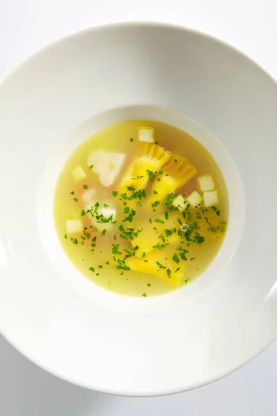 Brodo di pollo con Tortellini Pasta in Ciotola Ristorante Bianco — Foto Stock