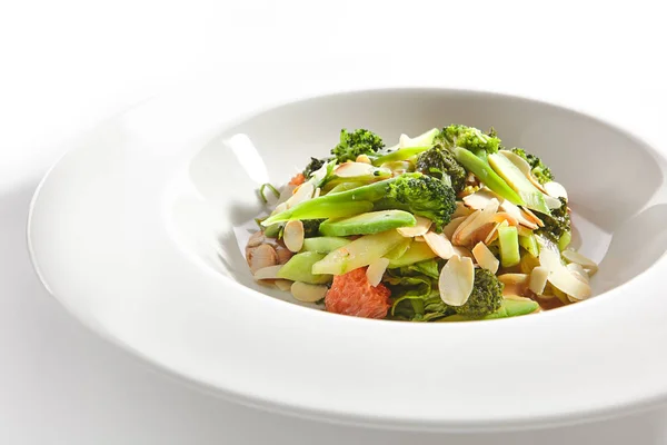 Salade à l'avocat, brocoli, concombre et amandes isolées — Photo