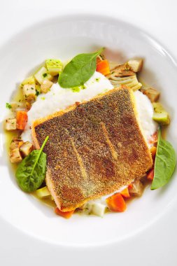 Kızarmış alabalık filetosu ve sebze güveci.