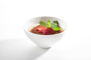 Yeşil Nane ve Dilimlenmiş Strawb ile İtalyan Tiramisu Tatlısı