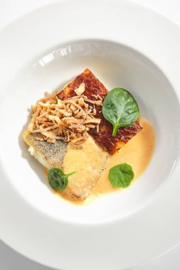 Fırınlanmış Halibut, Pollock veya yaban havucu kremalı morina filetosu izole edildi