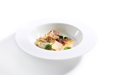 Fırınlanmış Halibut, Pollock veya yaban havucu kremalı morina filetosu izole edildi