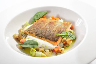 Kızarmış alabalık filetosu ve sebze güveci.