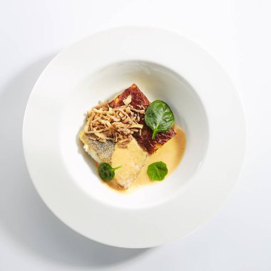 Fırınlanmış Halibut, Pollock veya yaban havucu kremalı morina filetosu izole edildi