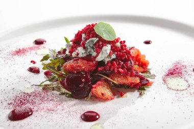 Citrus Meyveli ve Stracciatella 'lı fırında pancar salatası.