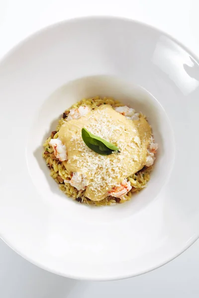 Risotto italiano delicioso con mejillones y camarones —  Fotos de Stock