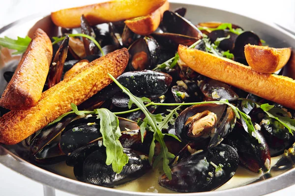 Blue Mussels in Cream Sauce with Spicy French Baguette — Stock Photo, Image
