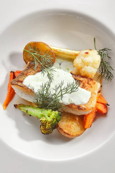 Filetto di merluzzo con verdure al forno su piatto bianco Isola — Foto Stock