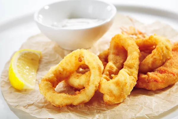 Breaded Fried Squid Rings and Shrimp with Tartar Sauce — ストック写真