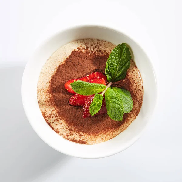 Yeşil Nane ve Dilimlenmiş Strawb ile İtalyan Tiramisu Tatlısı — Stok fotoğraf