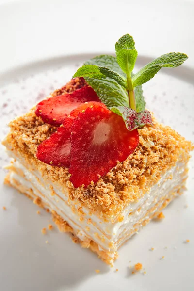 Bolo de mel tradicional russo Medovik na placa de restaurante Isola — Fotografia de Stock