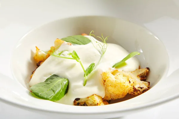 Coliflor al horno con salsa de crema y verduras frescas aisladas —  Fotos de Stock