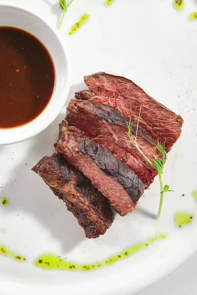 Alternatif Kızarmış Etek Bifteği, İyi pişmiş Pala Bifteği İzolasyonu — Stok fotoğraf