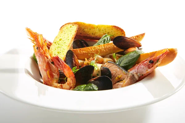 Ассорти морепродуктов с чесноком багет на тарелке ресторана изолат — стоковое фото