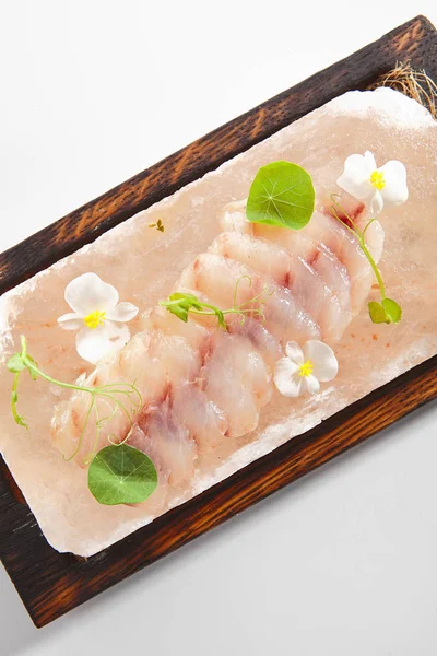 Ceviche de perca marina o cebiche de gallineta nórdica en el aislamiento de la placa del restaurante — Foto de Stock