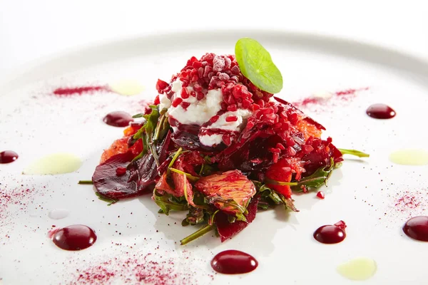 Baked Beet Salad with Citrus Fruits and Stracciatella Isolated — 스톡 사진