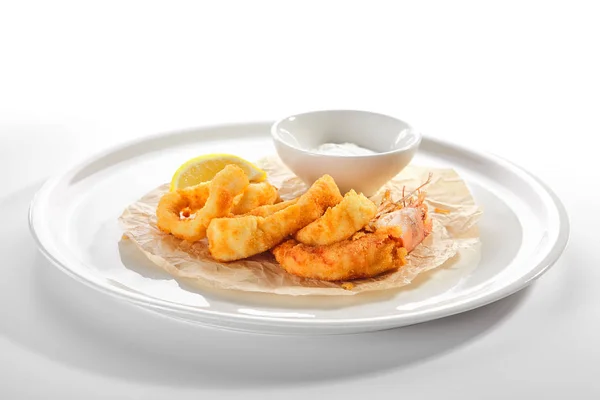 Anelli di calamari fritti impanati e gamberetti con salsa tartara — Foto Stock