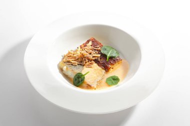 Fırınlanmış Halibut, Pollock veya yaban havucu kremalı morina filetosu izole edildi