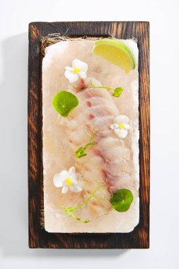 Deniz levreği Ceviche ya da Restoran Tabağı İzolasyonu Üzerine Kırmızı Balık Cebiche