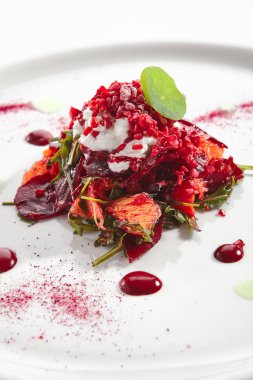 Citrus Meyveli ve Stracciatella 'lı fırında pancar salatası.