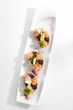 Yer mantarı yağı ve erik kremalı ekmek üzerine ördek ezmesi.