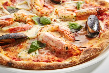 Kalamar, midye ve karidesli İtalyan Deniz Ürünleri Pizzası