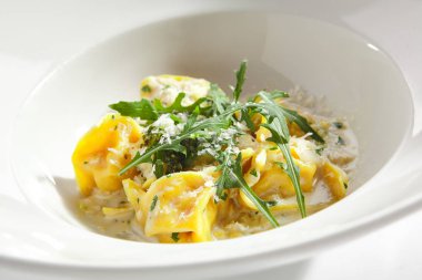 Cep mantarlı Tortellini ve Pesto soslu yalıtılmış.