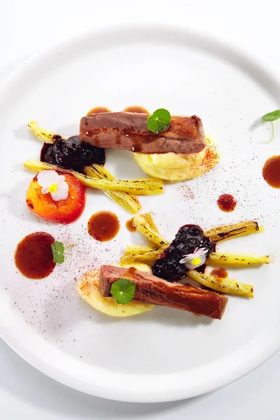 Pechuga de pato frito con ciruela al horno y ruibarbo acristalado aislado — Foto de Stock