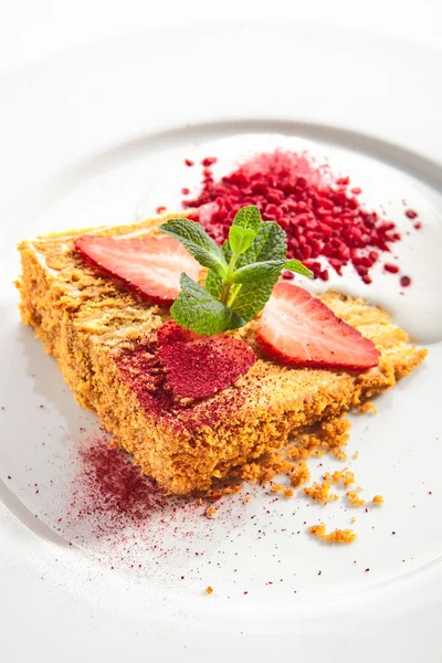 Bolo de mel tradicional russo Medovik na placa de restaurante Isola — Fotografia de Stock