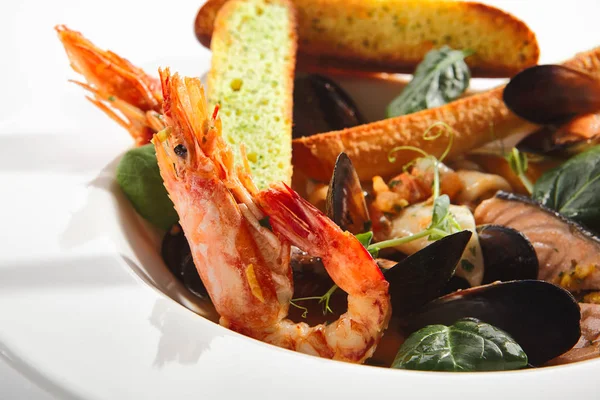 Frutti di mare assortiti con aglio Baguette sul piatto del ristorante Isolat — Foto Stock