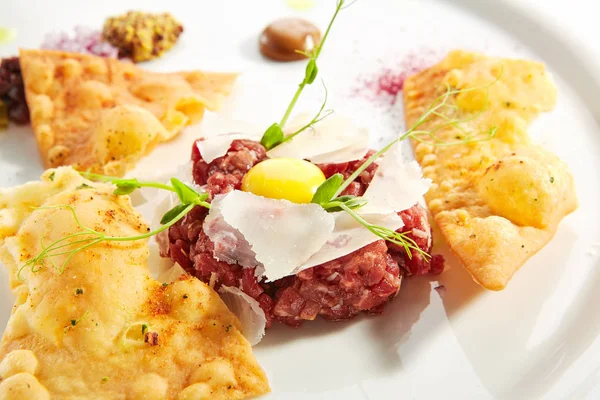 Carne di manzo tartare con vari tuffo e verdure — Foto Stock