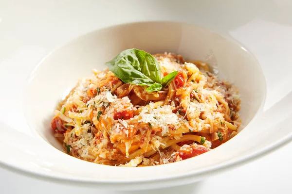 Klassieke Italiaanse spaghetti met tomaten, tomatensaus en Parm — Stockfoto