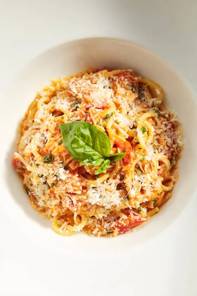 Klassieke Italiaanse spaghetti met tomaten, tomatensaus en Parm — Stockfoto