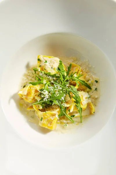 Tortellini con champiñones Cep y salsa de pesto aislada —  Fotos de Stock