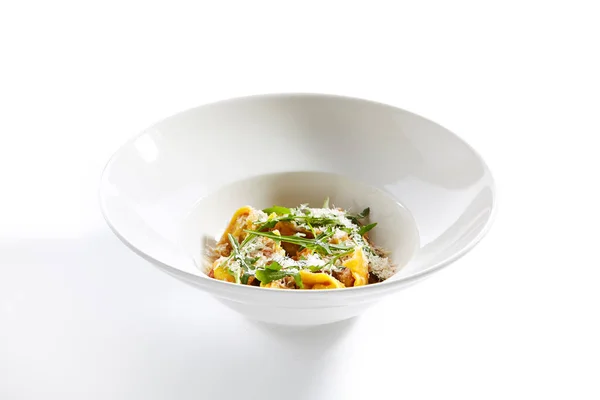 Tortellini mit Barsch und Tomatensauce im Restaurant isoliert — Stockfoto