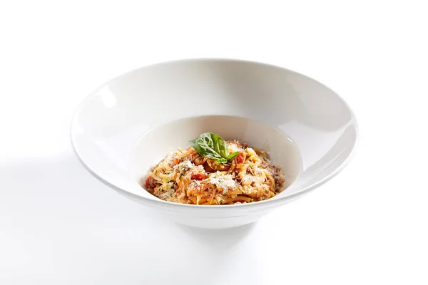 トマトと古典的なイタリアのスパゲティ,トマトソースとパーム — ストック写真
