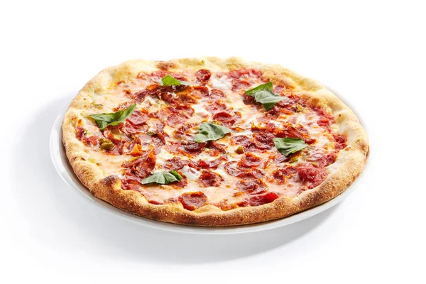 Italienische pfefferoni pizza mit salami isoliert — Stockfoto