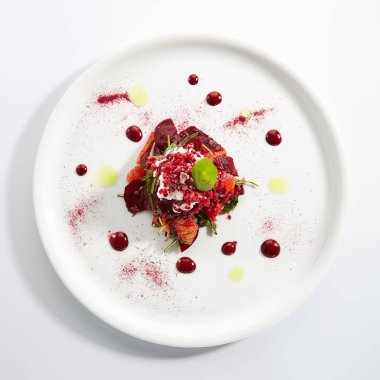 Citrus Meyveli ve Stracciatella 'lı fırında pancar salatası.