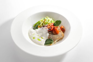 Sebze Spaghetti ile kremalı balık fileto.