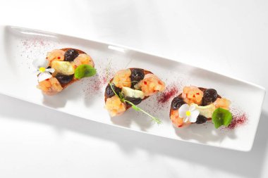 Yer mantarı yağı ve erik kremalı ekmek üzerine ördek ezmesi.