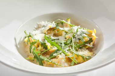 Tortellini 'nin Beyaz Restoran Tabağında 4 Peynir İzole Edildi