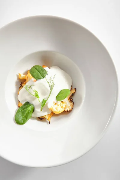 Coliflor al horno con salsa de crema y verduras frescas aisladas —  Fotos de Stock