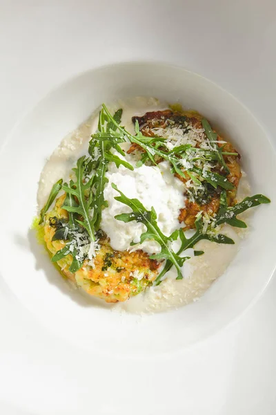 Zucchine frittelle, frittelle di courgette con salsa di formaggio — Foto Stock