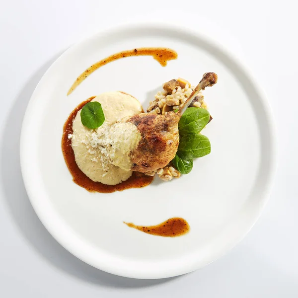 Conjunto de pata de pato con cebada perla en placa de restaurante aislado — Foto de Stock