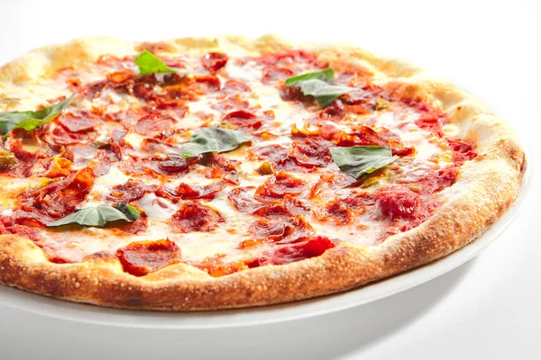 Pizza de Pepperoni Italiana con Salami Aislado sobre blanco —  Fotos de Stock