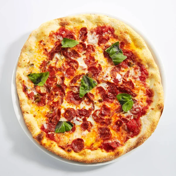 Italská Pepperoni pizza se salámovým izolovaným Top View — Stock fotografie