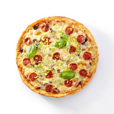 Marble Beef, Ham, Salam ve Chorrizo ile izole edilmiş pizza.