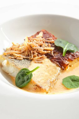 Fırınlanmış Halibut, Pollock veya yaban havucu kremalı morina filetosu izole edildi