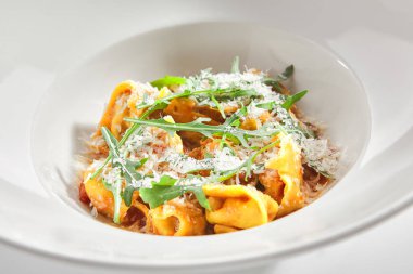 Lokantada Perch ve Domates soslu Tortellini