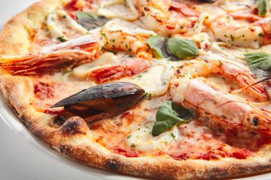 Kalamar, midye ve karidesli İtalyan Deniz Ürünleri Pizzası